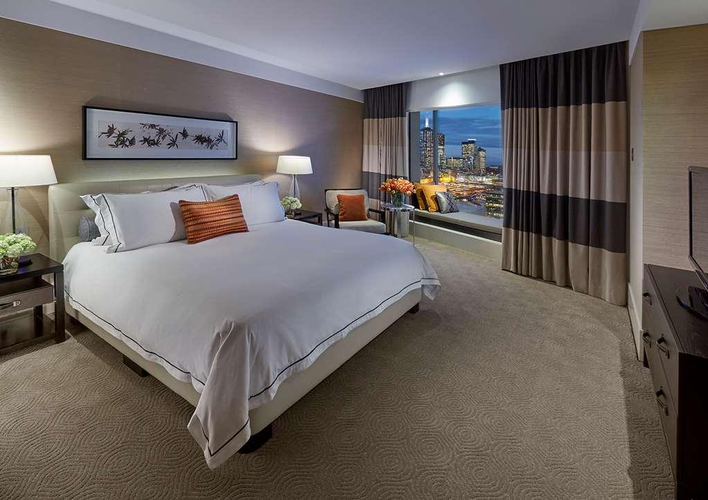 Hotel Crown Towers Melbourne Pokój zdjęcie A bedroom at the Four Seasons Hotel