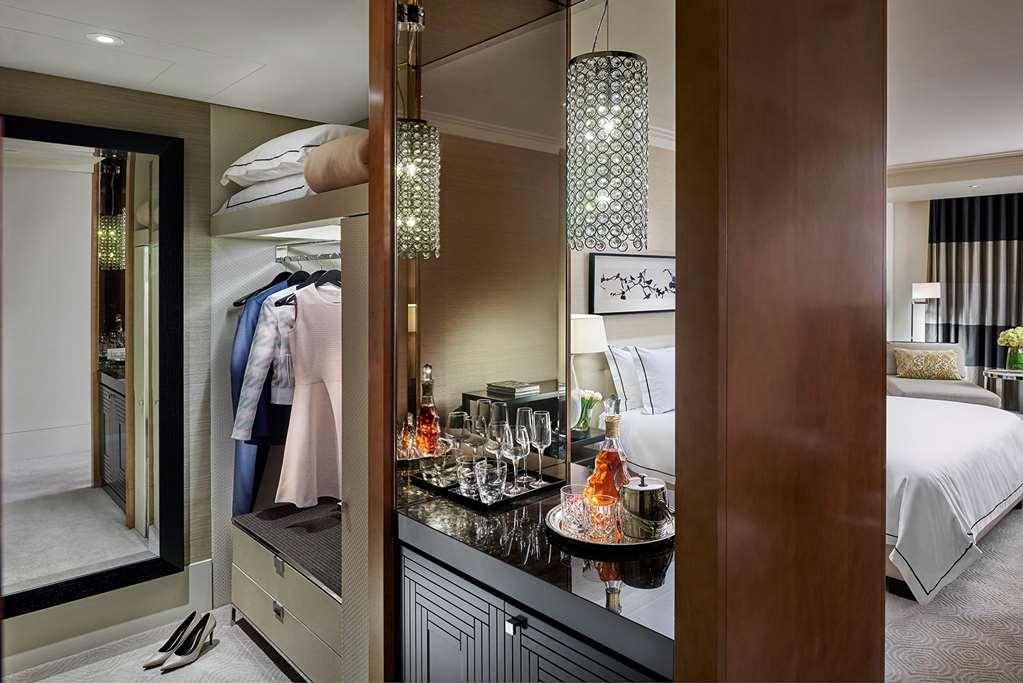 Hotel Crown Towers Melbourne Pokój zdjęcie A wet bar in a hotel room