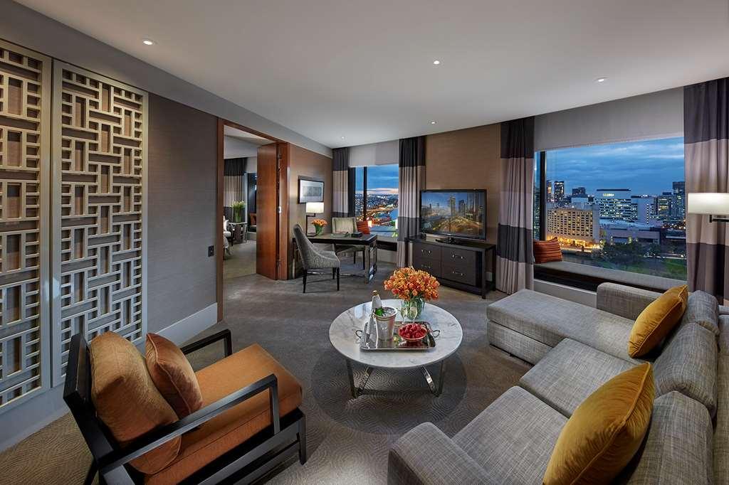 Hotel Crown Towers Melbourne Pokój zdjęcie The living room of a suite at the Mandarin Oriental, London
