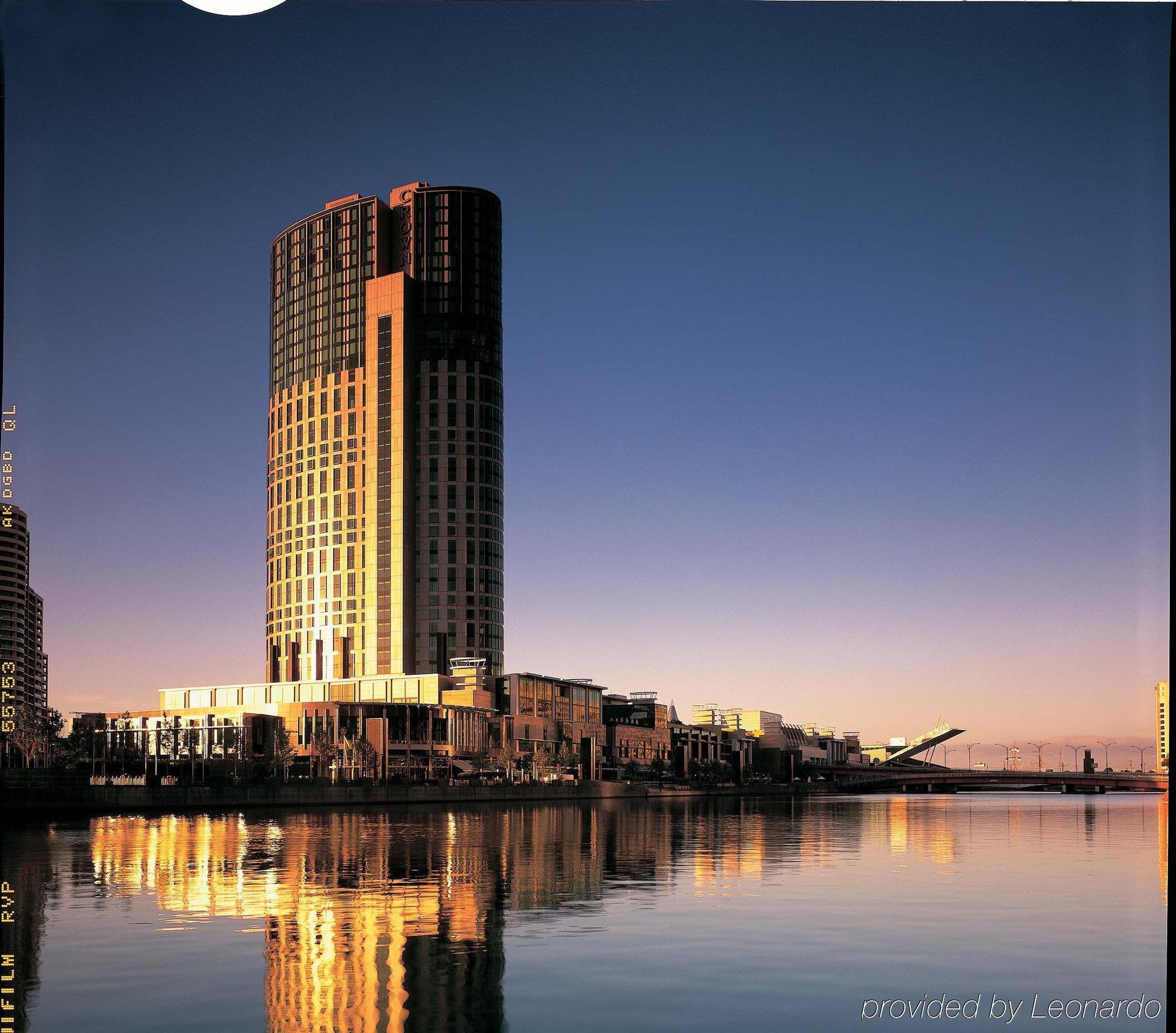 Hotel Crown Towers Melbourne Zewnętrze zdjęcie The Crown Towers at dusk