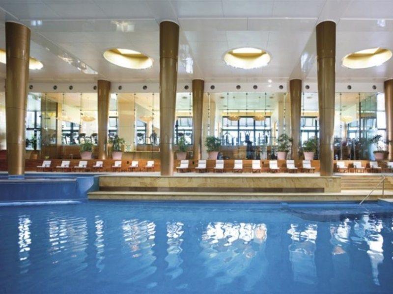 Hotel Crown Towers Melbourne Zewnętrze zdjęcie The pool at the InterContinental