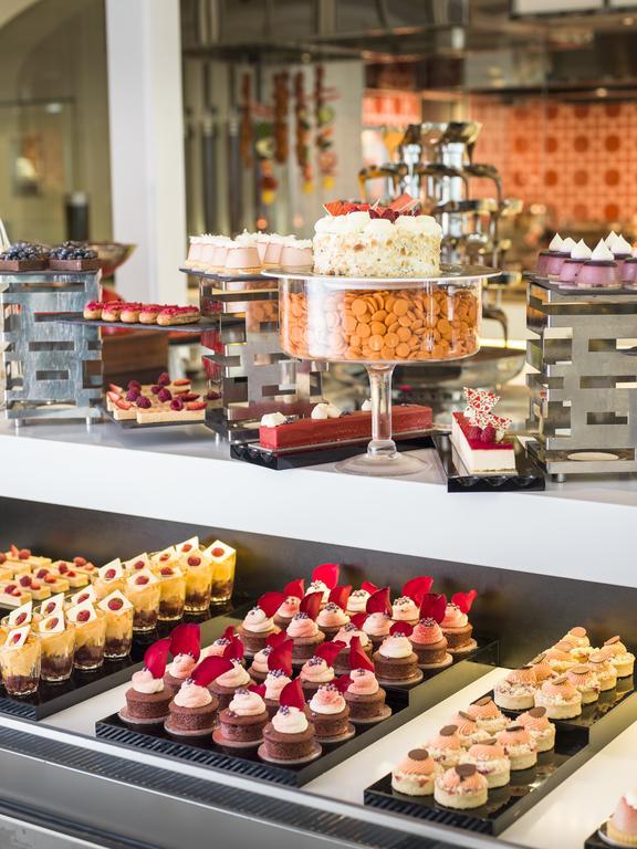 Hotel Crown Towers Melbourne Zewnętrze zdjęcie A dessert buffet