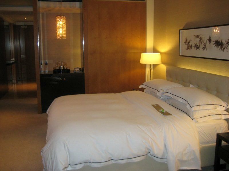 Hotel Crown Towers Melbourne Zewnętrze zdjęcie A bedroom at the Mandarin Oriental, Hong Kong